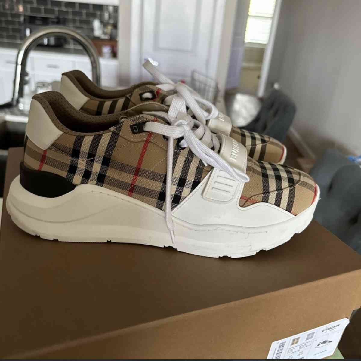 BURBERRY SNEAKS CASHAPP ONLY COME MONEY READY - Las Vegas, Nevada