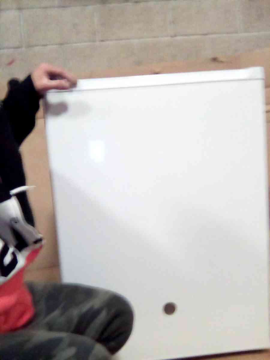 General Electric Deluxe Mini Fridge - Irvine, California - FleaMarketBay