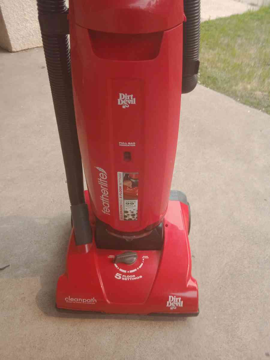Dirt Devil uprigh clean path vacuum - Minneapolis, Minnesota - FleaMarketBay