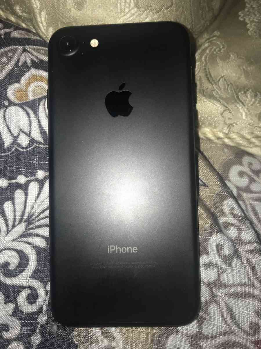 iPhone 7 32GB and unlocked and already reset and ready to go - Saint Peters, Missouri - FleaMarketBay