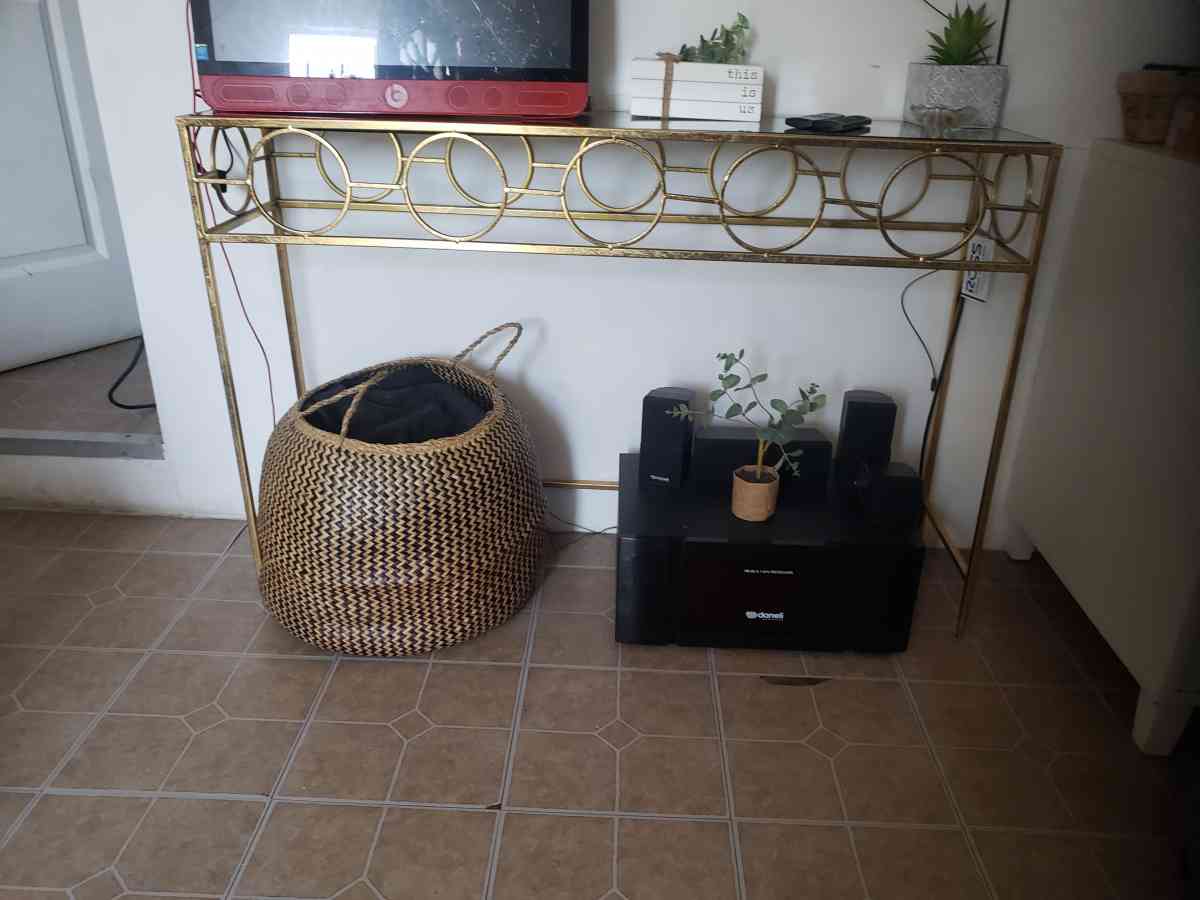 Gold entry table - Alicia, Arkansas