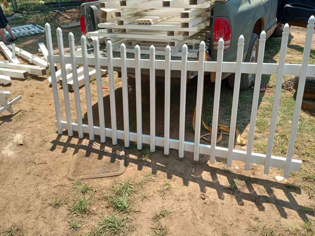 4x6 white picket fence I got 17 panels and post and gate to - Arp, Texas