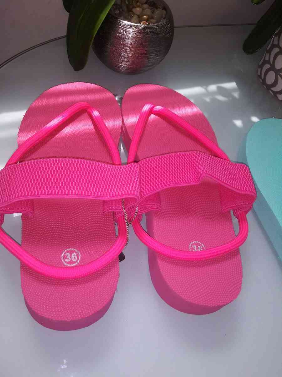 sandal for women - Lowell, Massachusetts - FleaMarketBay