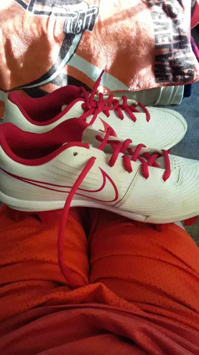 I am selling womens softball cleats - Xenia, Ohio