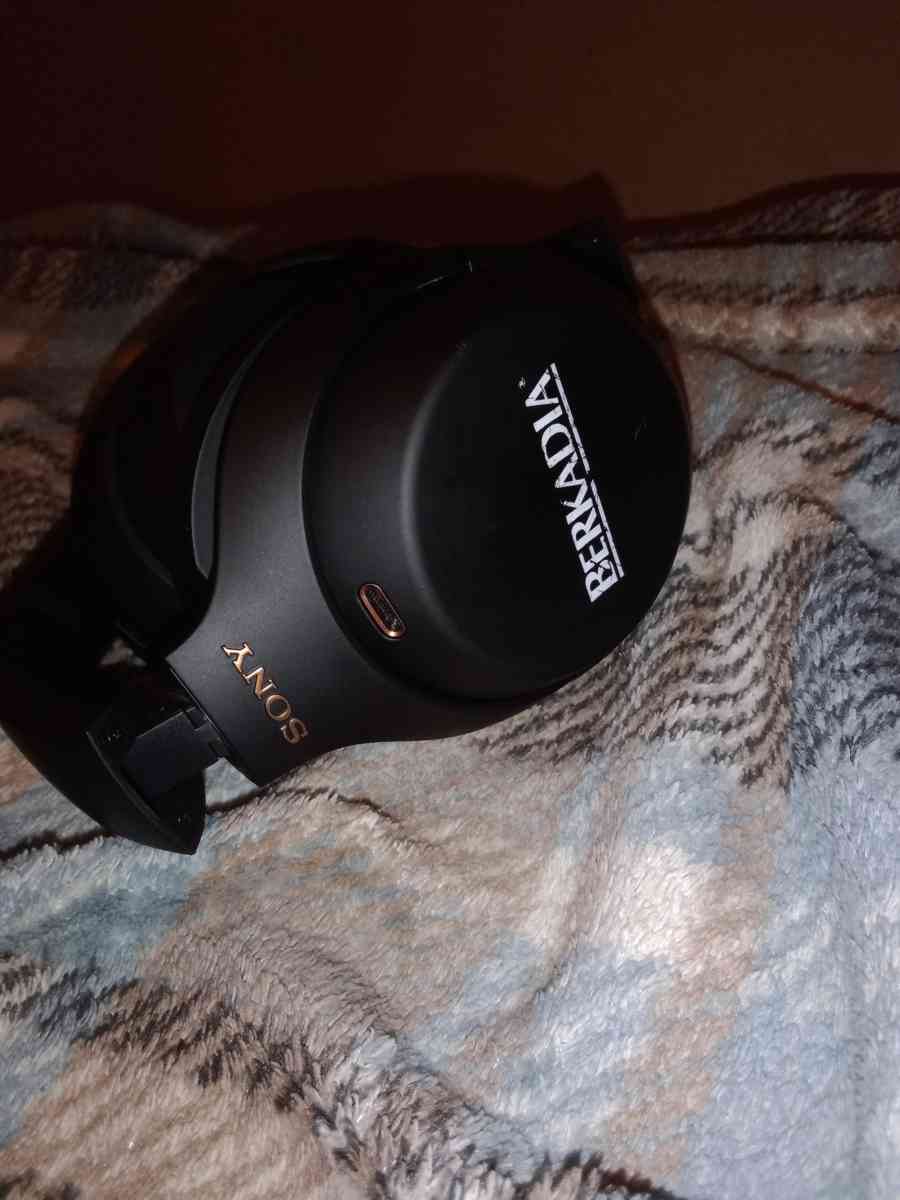 Sony headphones - Detroit, Michigan - FleaMarketBay