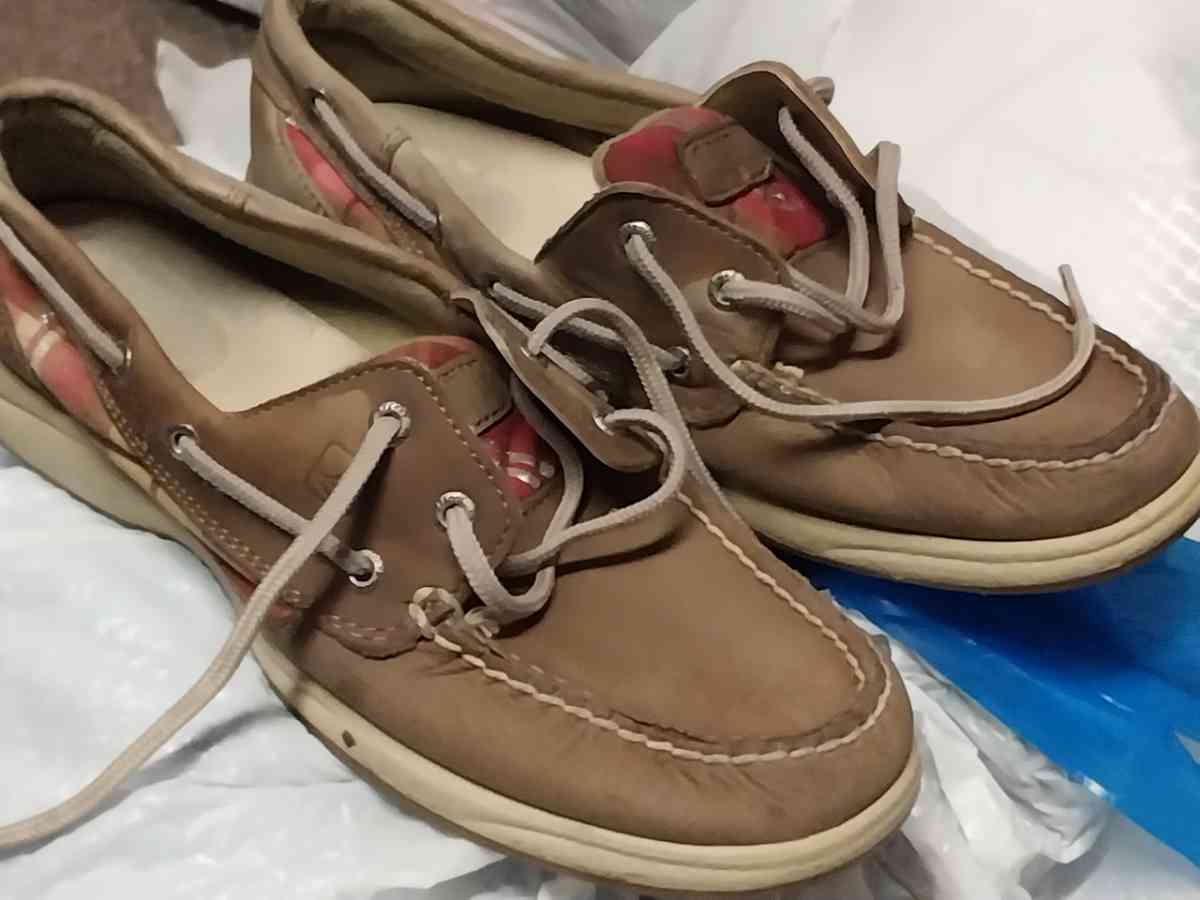 several different size shoes - Alexandria, Kentucky - FleaMarketBay