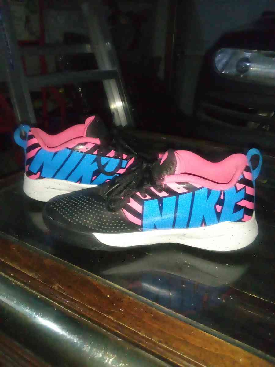 womens Nike Team hustle quick 2 black hot pink running shoes - Belleville, Illinois