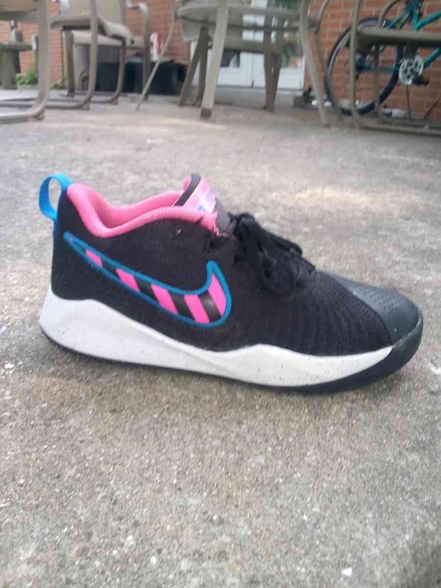 womens Nike Team hustle quick 2 black hot pink running shoes - Belleville, Illinois - FleaMarketBay