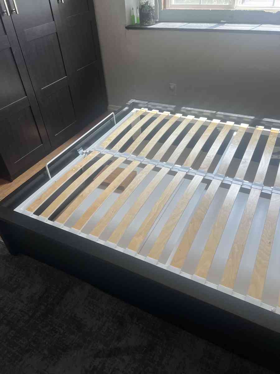 queen bed frame - Tarzana, California - FleaMarketBay