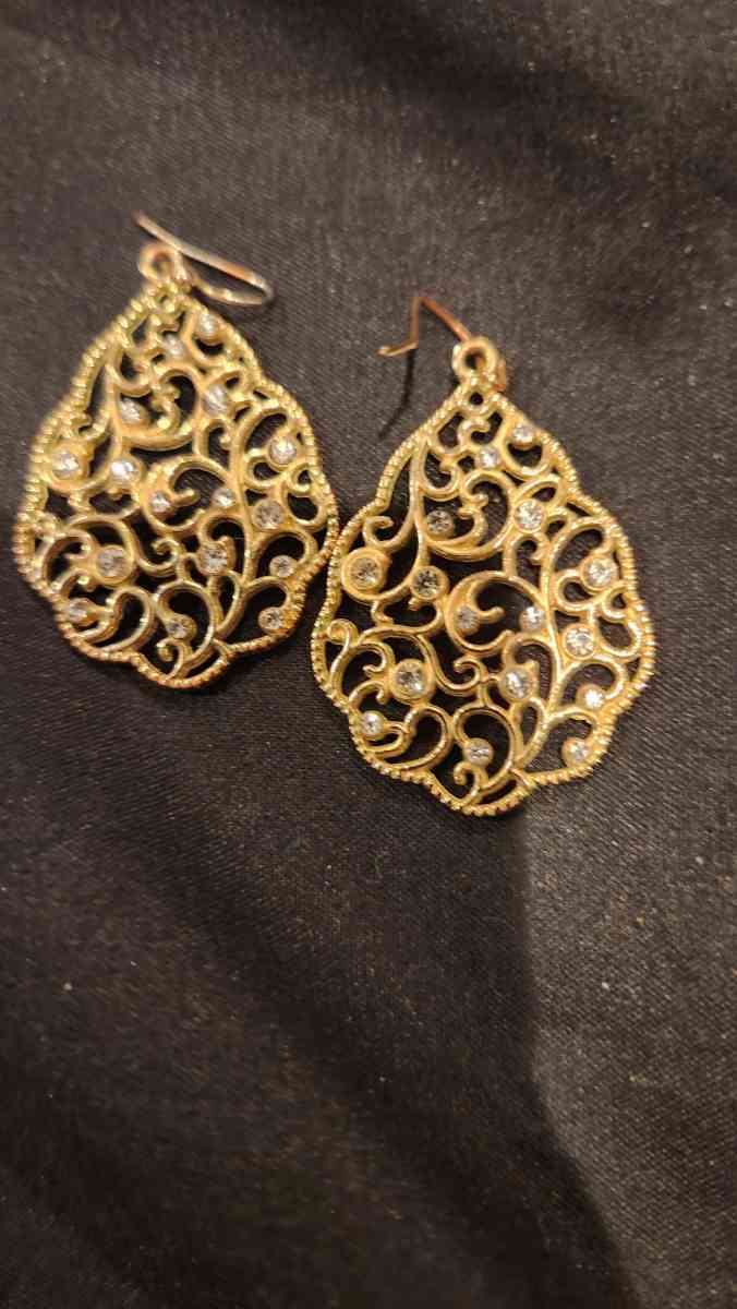 Faux diamonds and faux Gold earings - Hawley, Pennsylvania - FleaMarketBay