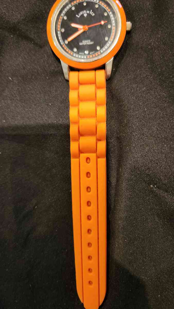 Lueur on Ice Watch - Hawley, Pennsylvania - FleaMarketBay