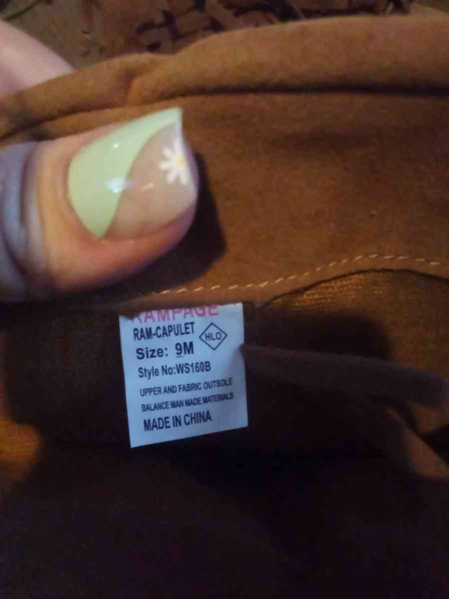 woman boots different sizes - Sparta, Tennessee - FleaMarketBay