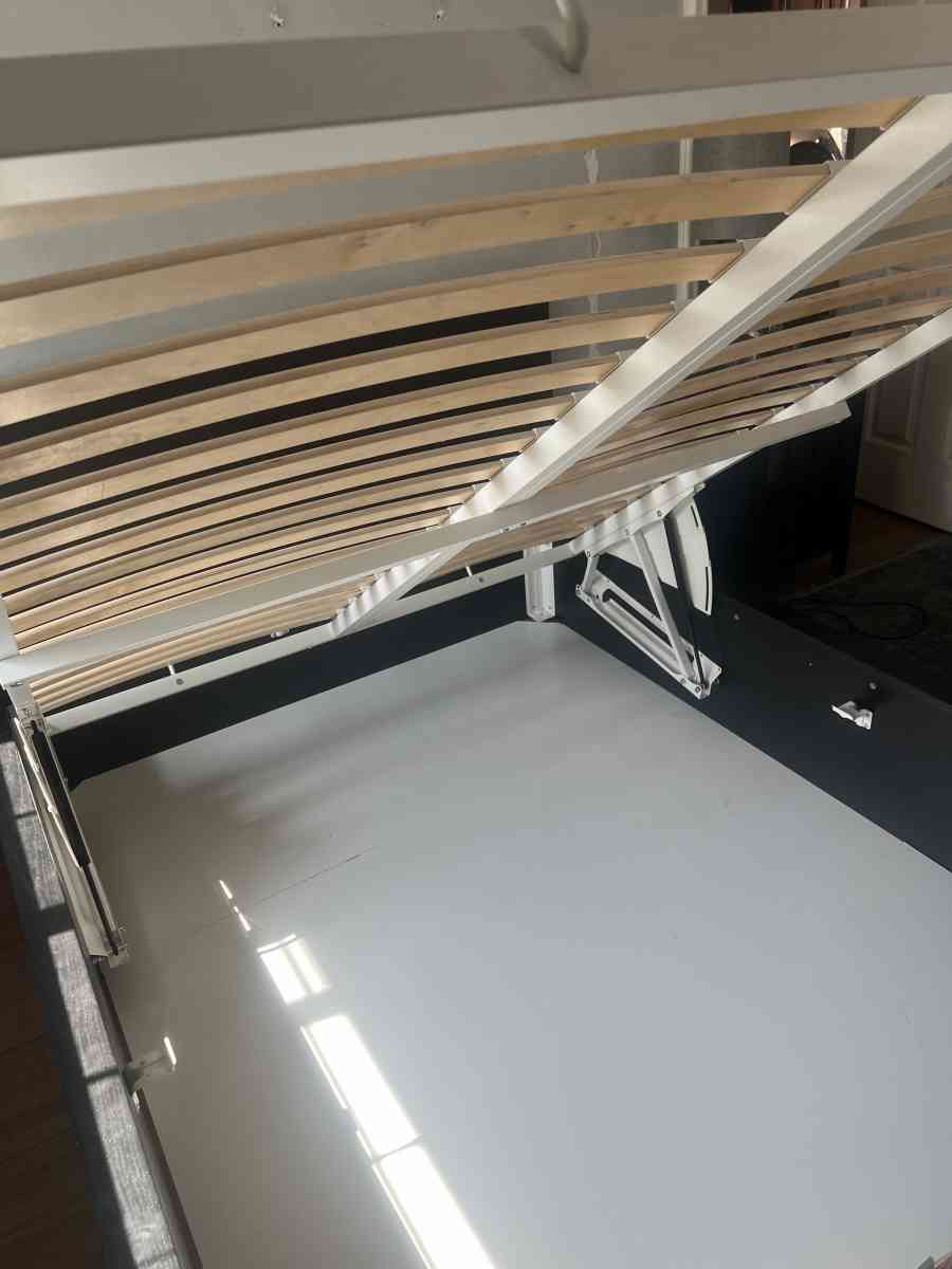 queen bed frame - Tarzana, California - FleaMarketBay