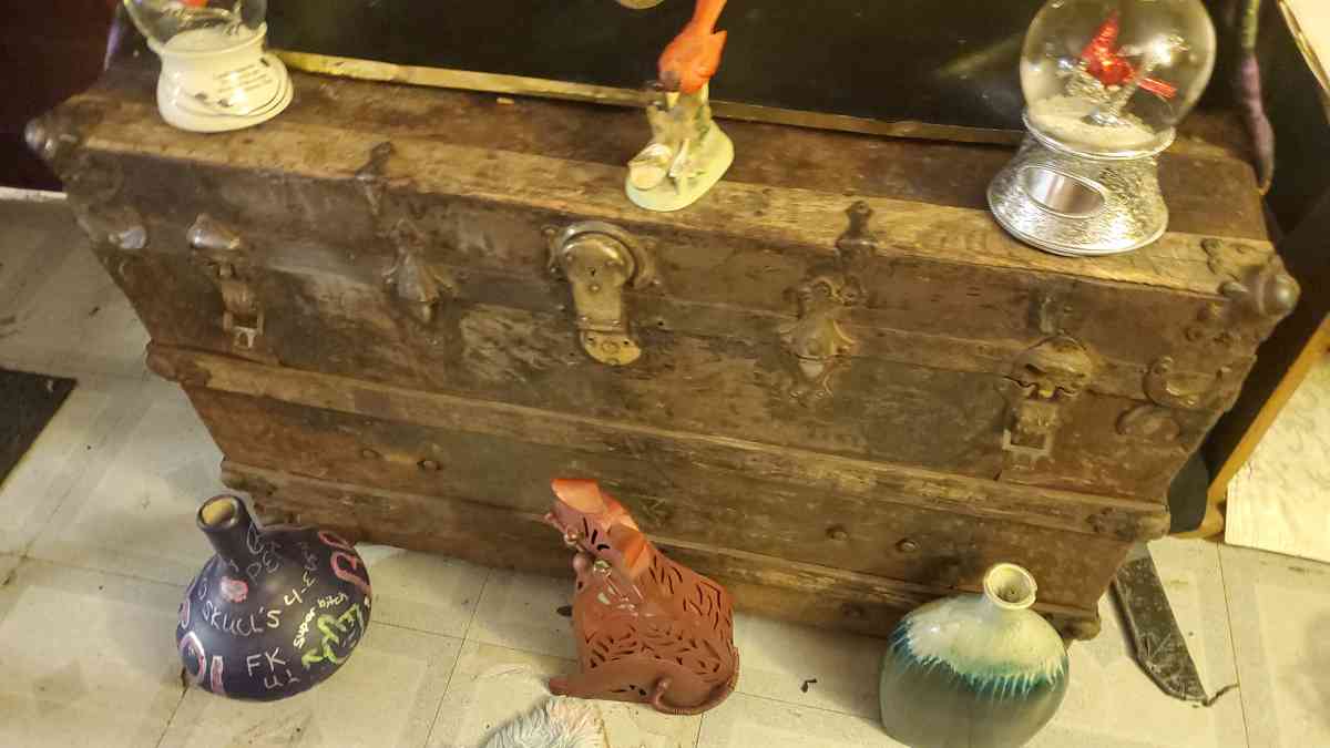 I am selling a old chest - Sioux City, Iowa