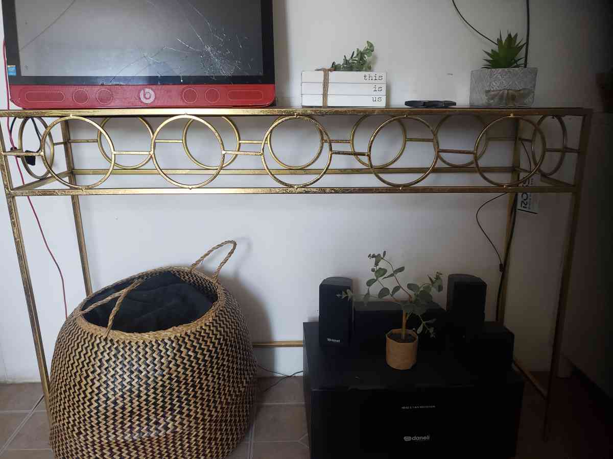 Gold entry table - Alicia, Arkansas - FleaMarketBay