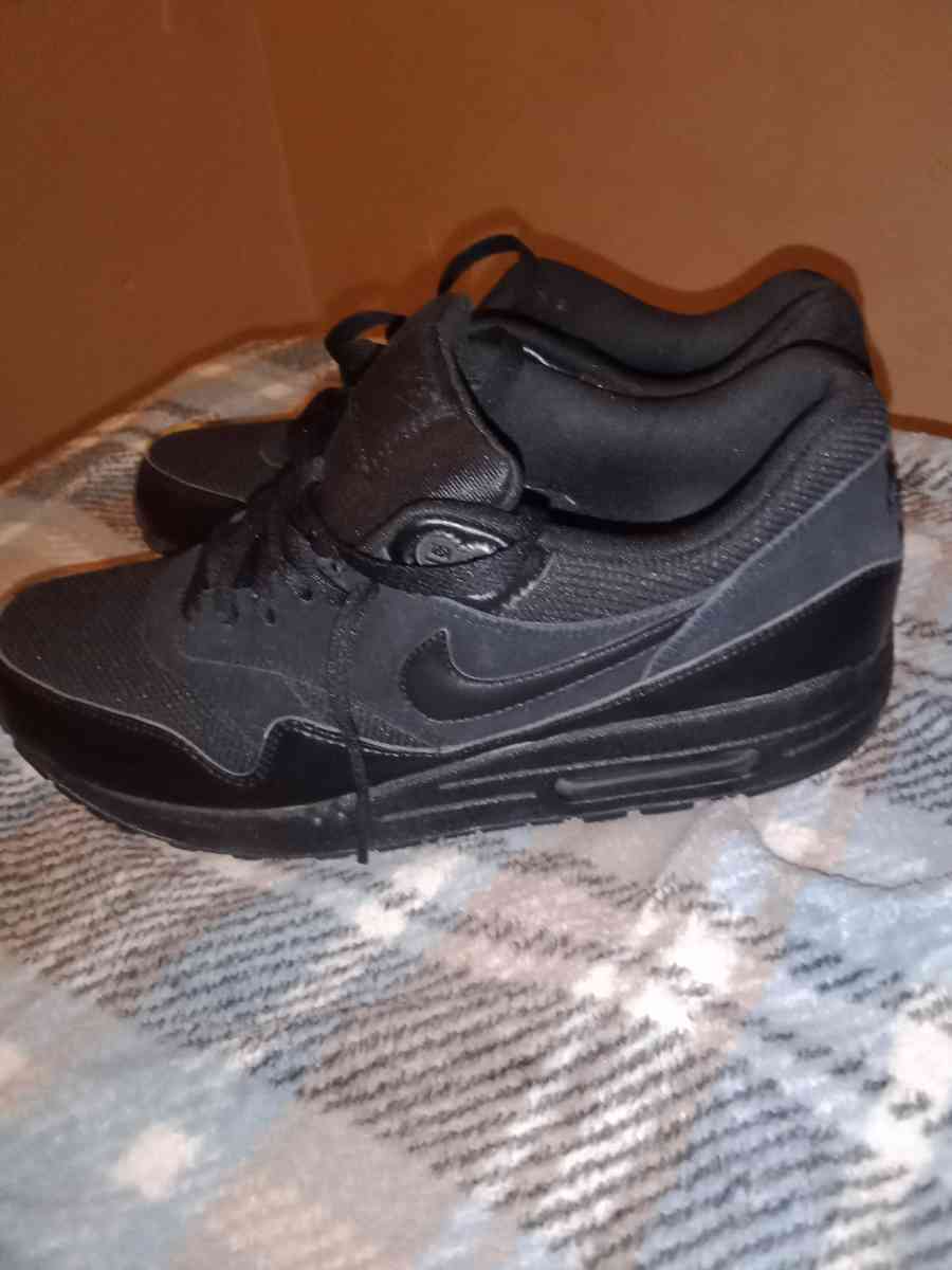 Air max 1 black size 9 half - Detroit, Michigan - FleaMarketBay