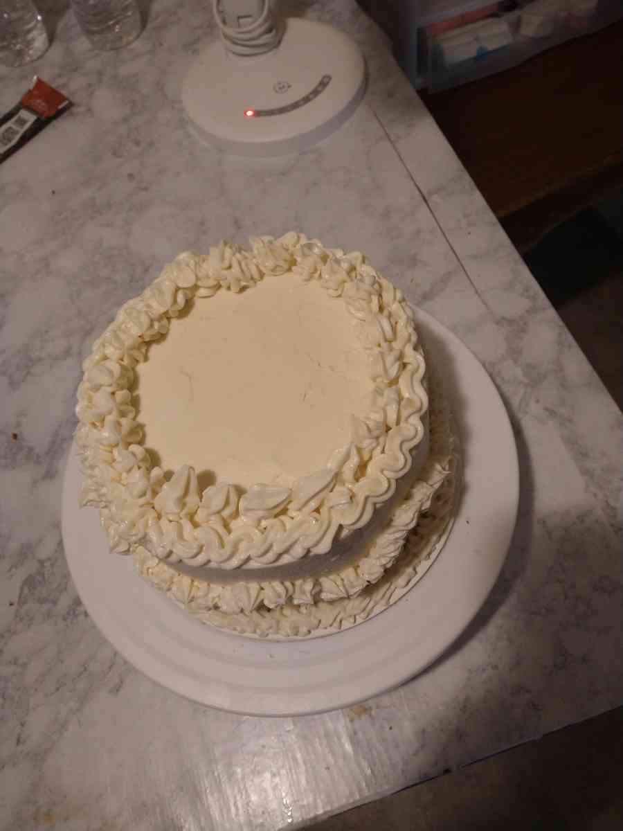 vanilla cake with white buttercream frosting - Arlington, Texas - FleaMarketBay