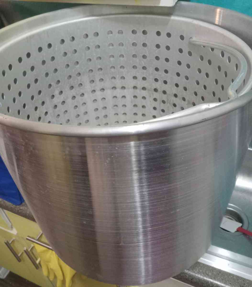 a large pot to cook soup - San Antonio, Texas - FleaMarketBay