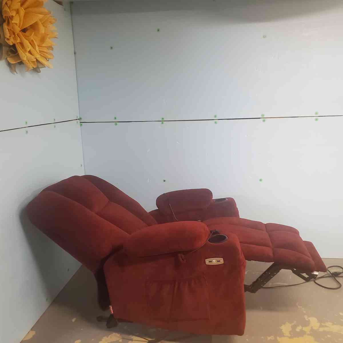 electric plush recliner with heat and massage - Hiram, Georgia - FleaMarketBay