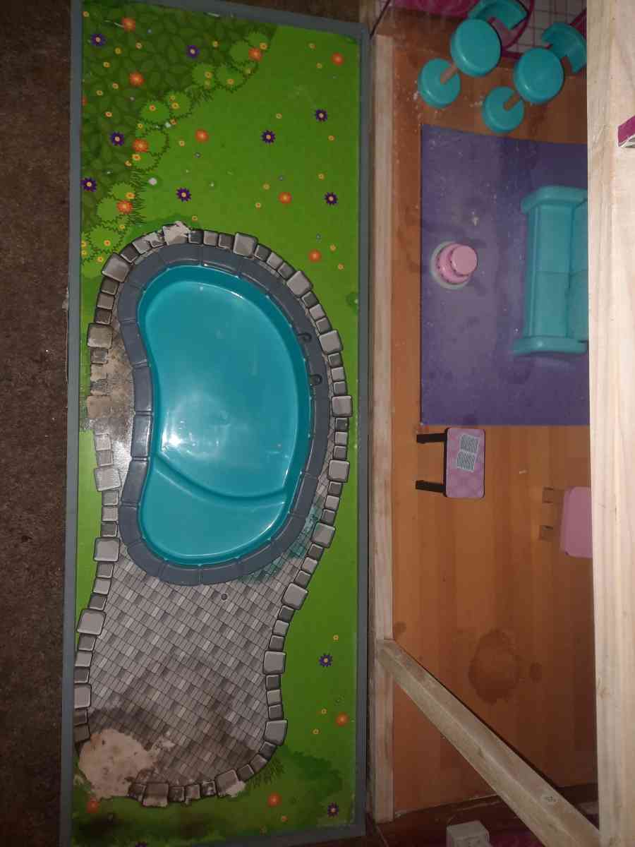 Dollhouse - Richlands, Virginia - FleaMarketBay