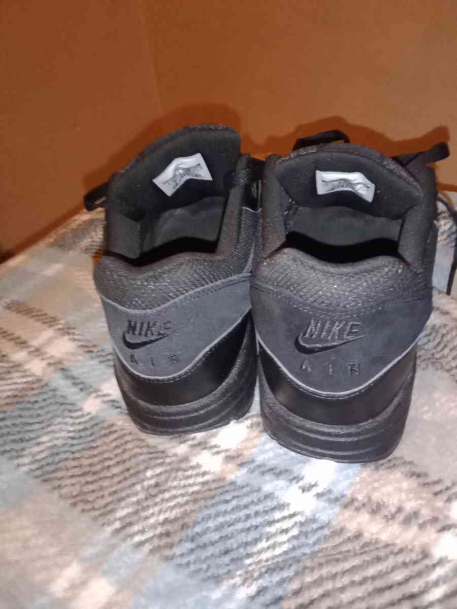 Air max 1 black size 9 half - Detroit, Michigan - FleaMarketBay