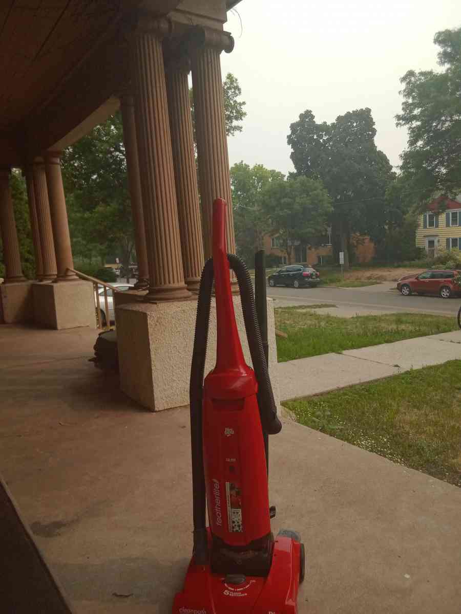 Dirt Devil uprigh clean path vacuum - Minneapolis, Minnesota