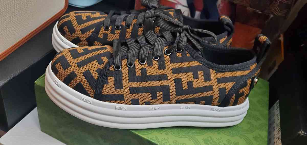 FBrown sneaker shoes - Mission Viejo, California