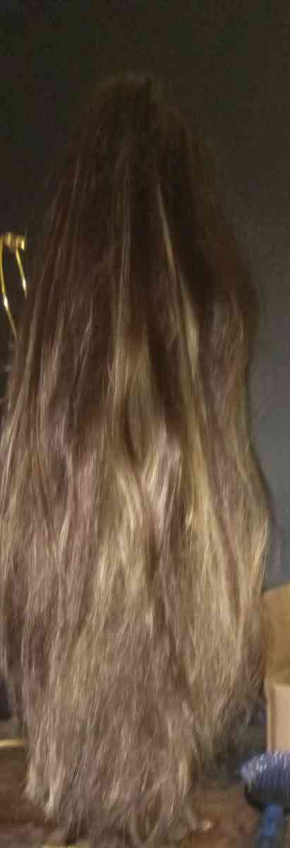 a brown and blonde 26 inches long wig - Muncie, Indiana - FleaMarketBay