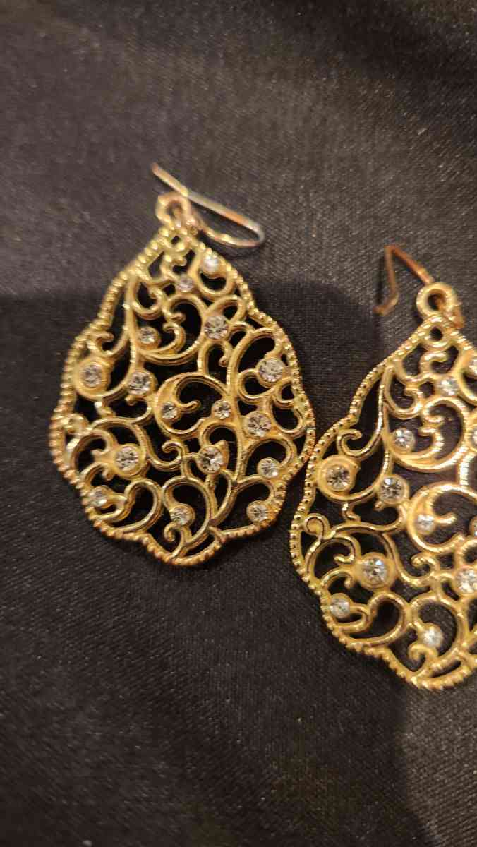 Faux diamonds and faux Gold earings - Hawley, Pennsylvania - FleaMarketBay