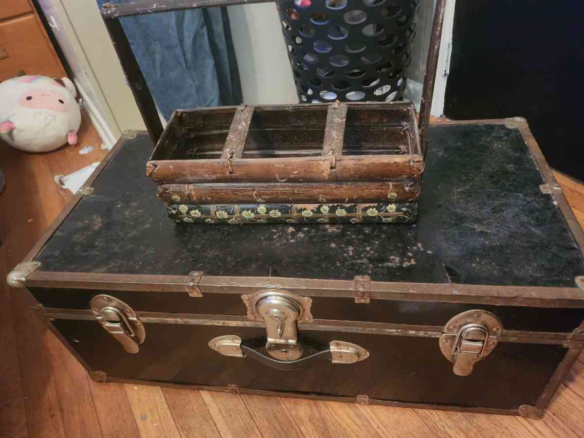 trunk and wooden basket - Lincolnton, North Carolina