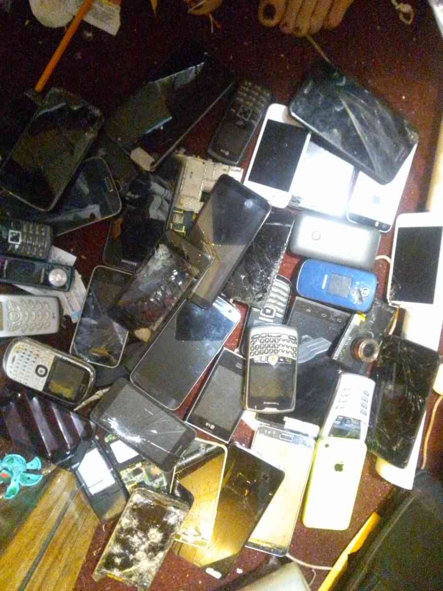 50 broken phones - Carson City, Nevada - FleaMarketBay