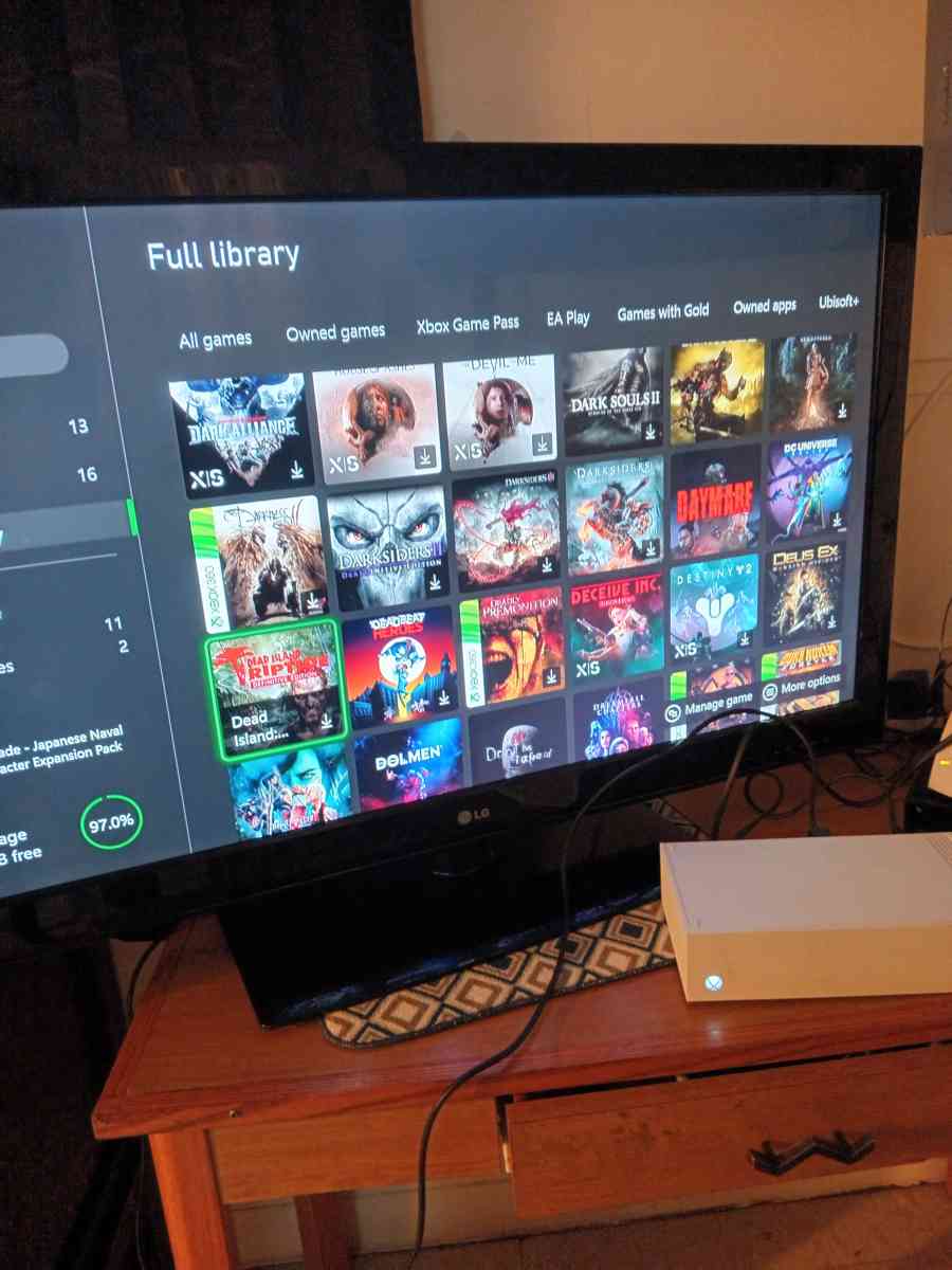 Xbox one with 300 games in it and 5 controllers - El Paso, Texas - FleaMarketBay