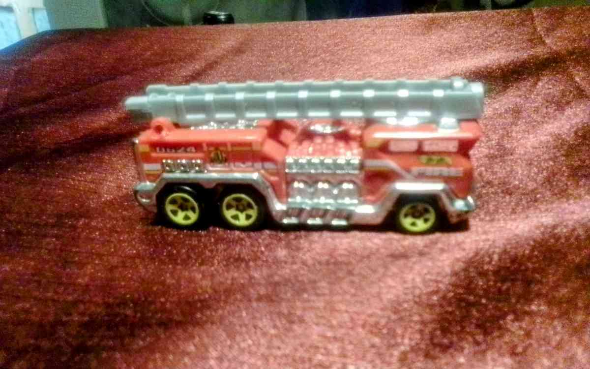 Hot wheels 5 alarm Fire truck Redgray ladder