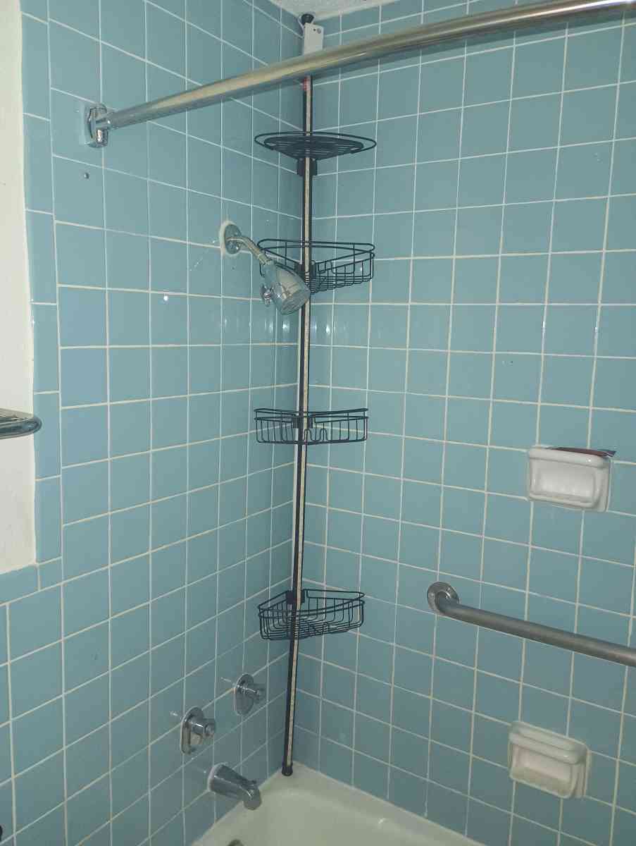Metal shower Rack - Fort Lauderdale, Florida - FleaMarketBay