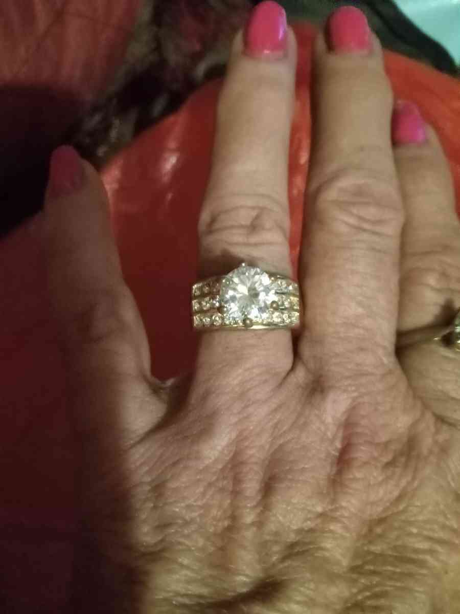 1ct cz gold ton sz7 nice ring - Alicia, Arkansas