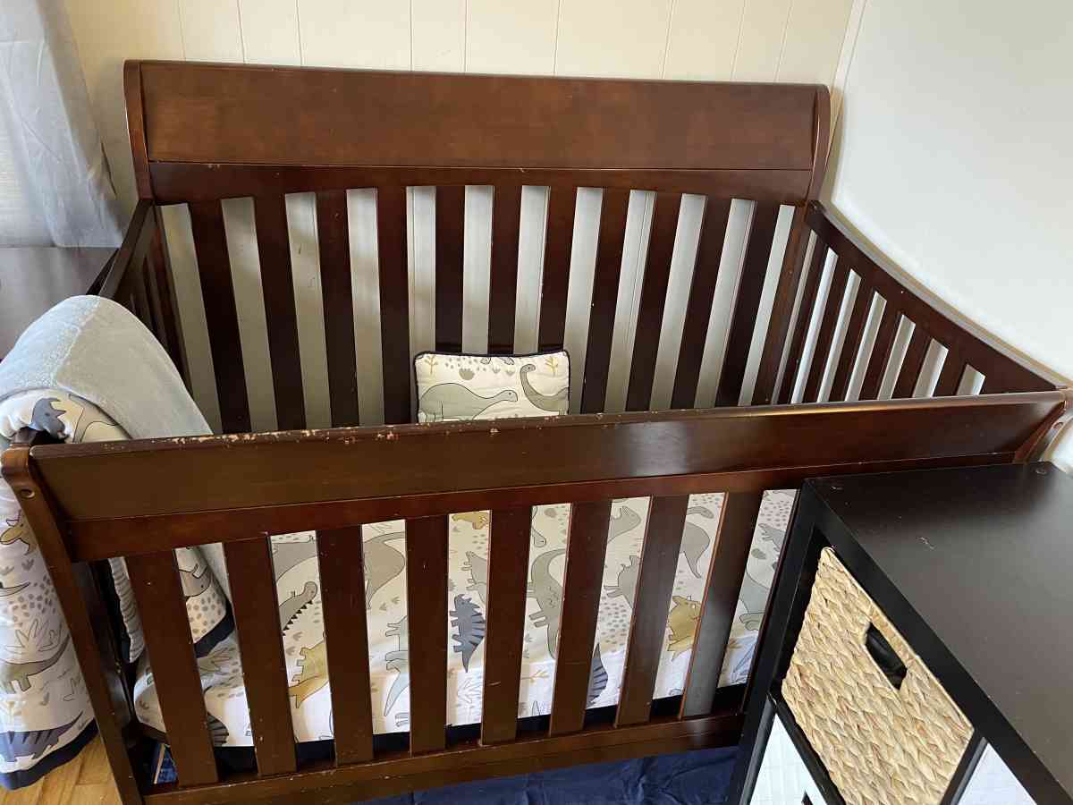 Convertible Crib And Dresser - Spartanburg, South Carolina - FleaMarketBay