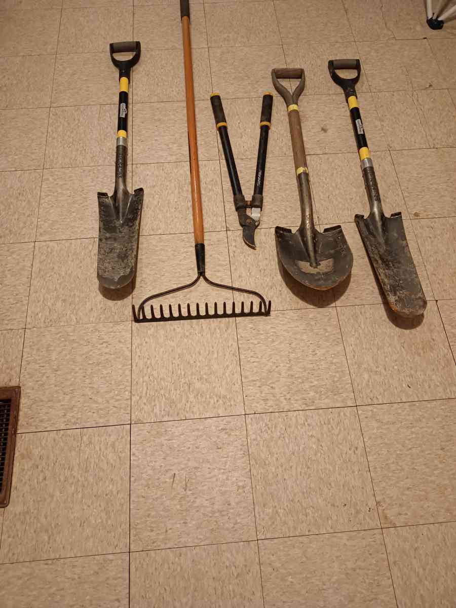 shovels rakes hoe headge trimers probe ro - Carriere, Mississippi - FleaMarketBay