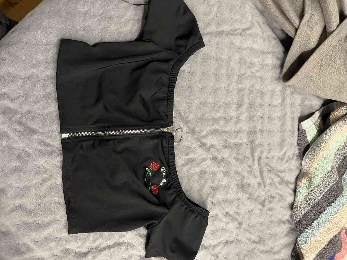 crop top - Addieville, Illinois - FleaMarketBay