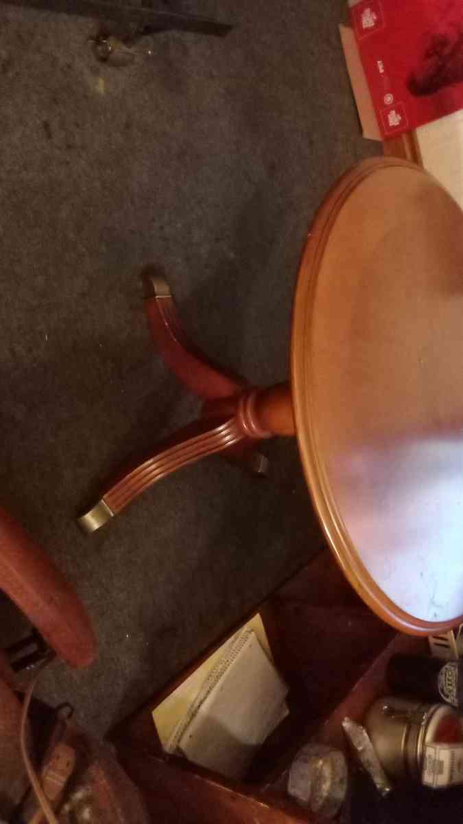 Round Kitchen Table - Findlay, Ohio - FleaMarketBay