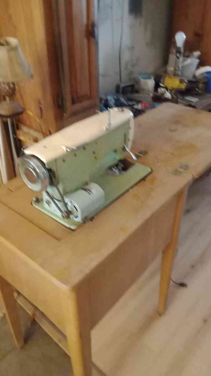 Antique sewing machine - Gloverville, South Carolina - FleaMarketBay
