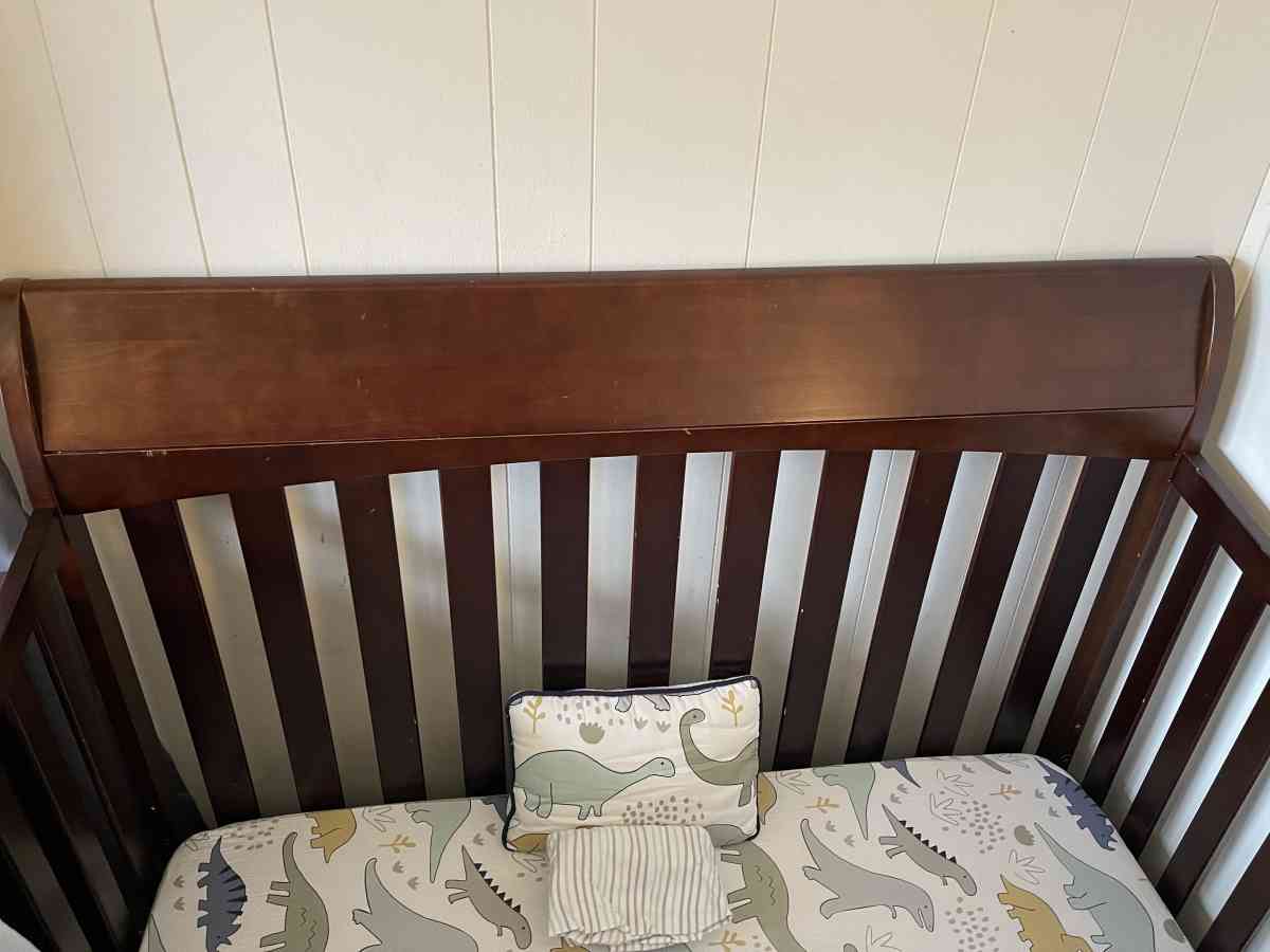 Convertible Crib And Dresser - Spartanburg, South Carolina - FleaMarketBay