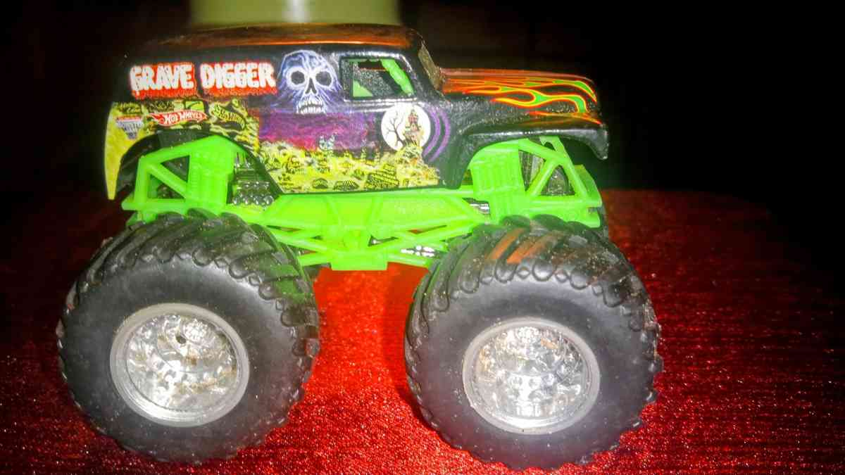 2007 hot wheels monster jam spectraflamesgrsve digger