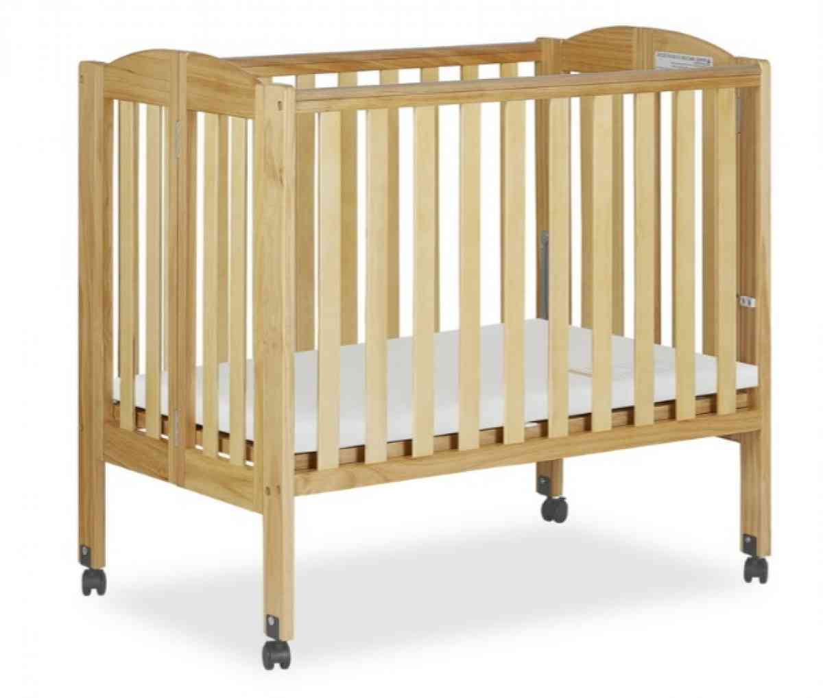 2 in 1 dream On me portable crib - Corning, California - FleaMarketBay