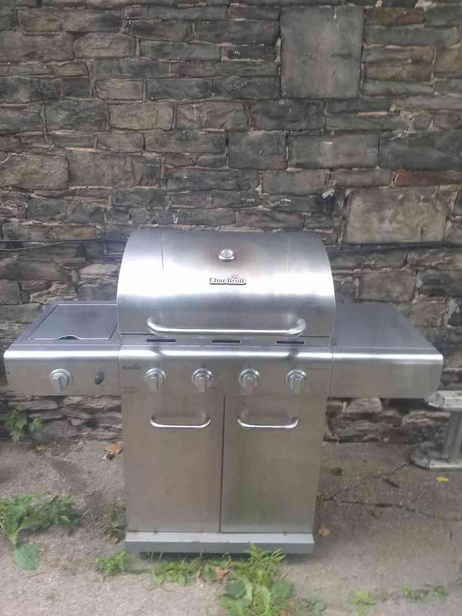 Propane Charbroil performance 4 burner with side burner - Lockport, New York - FleaMarketBay