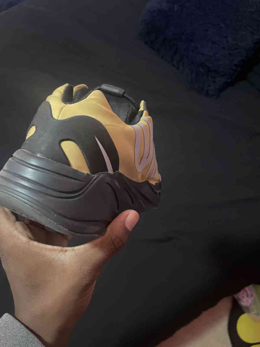 yezzy 700 honey comb - Statesville, North Carolina