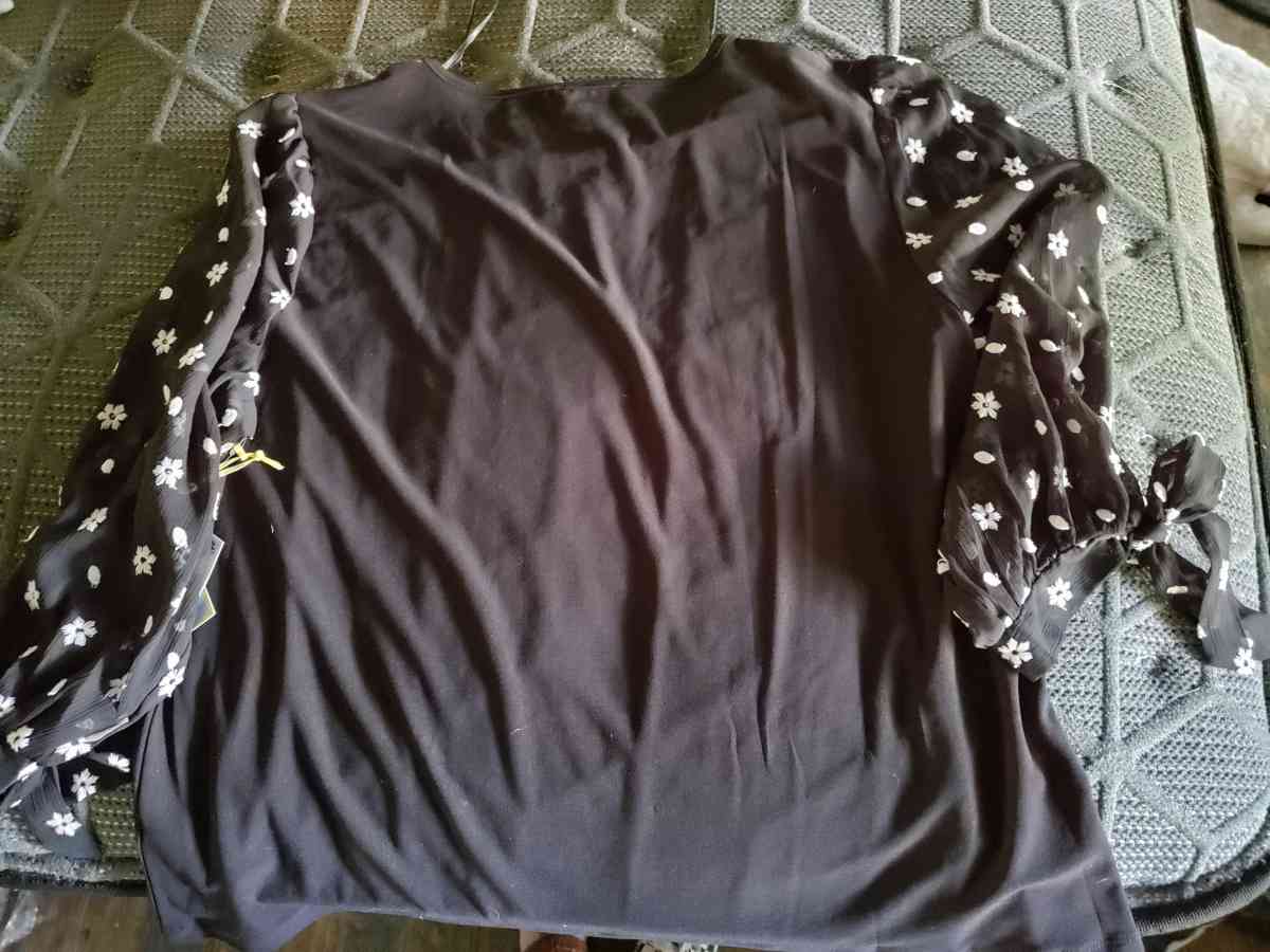 An xLarge black Short with Little White Daisys - Sulphur, Louisiana - FleaMarketBay