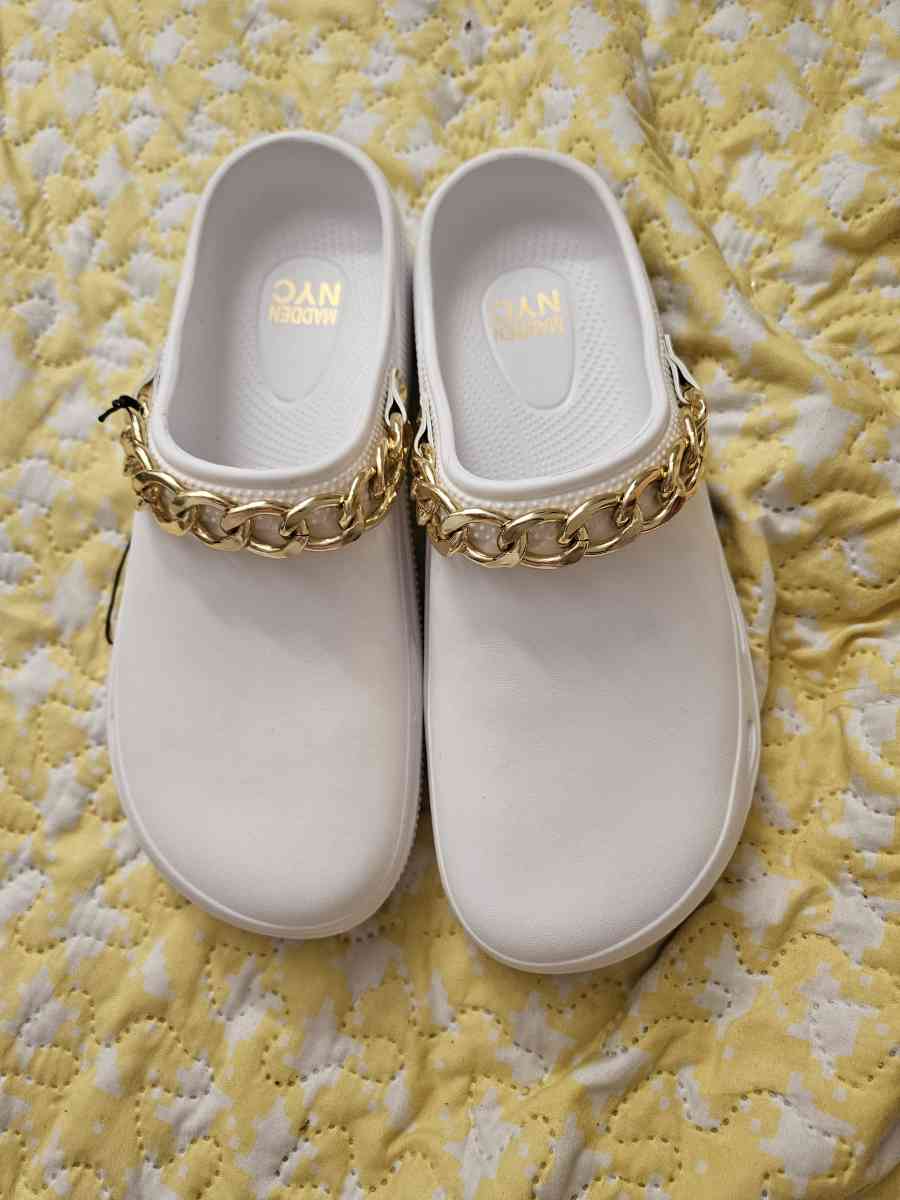 Shoe with gold chain - Surprise, Arizona