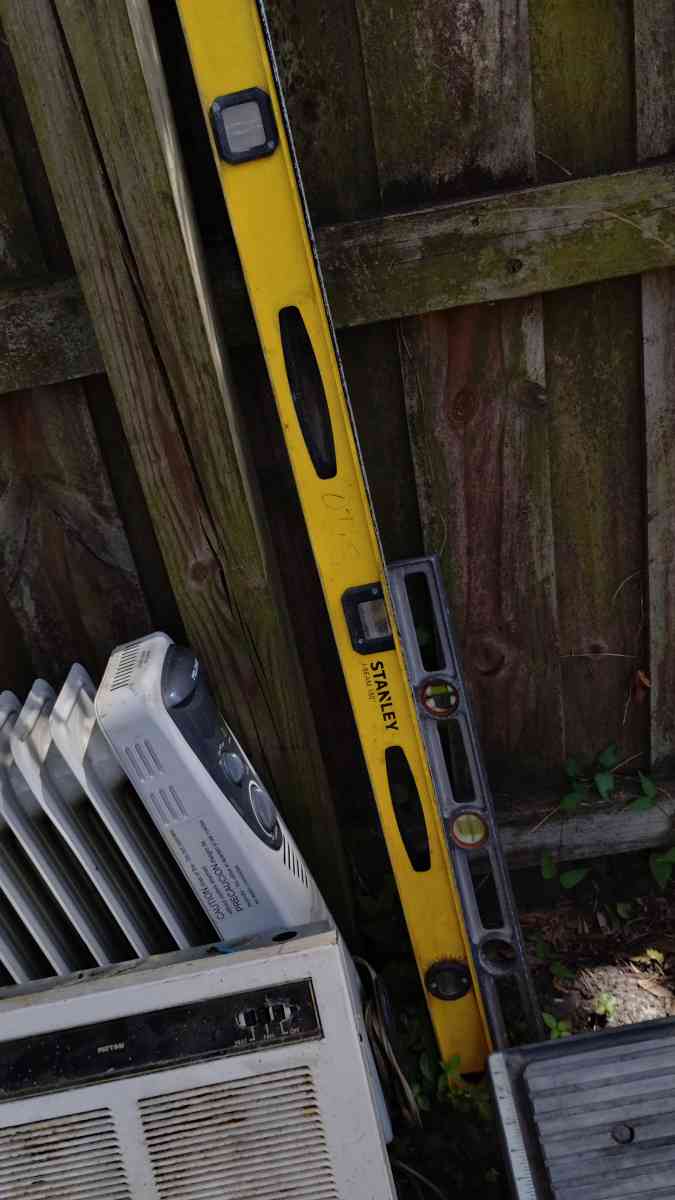 table saw and hood for over the stove and levels - Tampa, Florida - FleaMarketBay