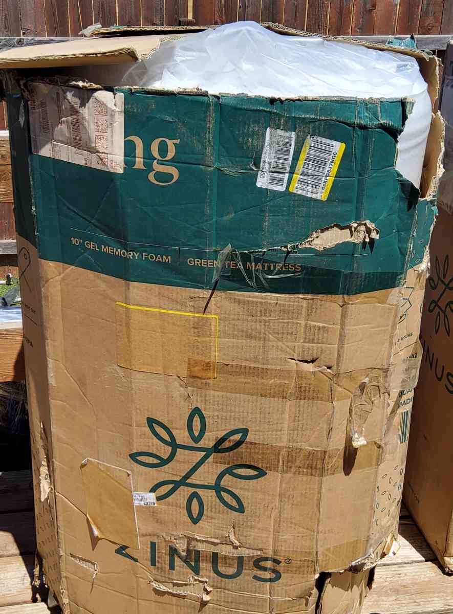 Zinus Ultima Comfort Memory Foam 10 inch Mattress King - Corning, California