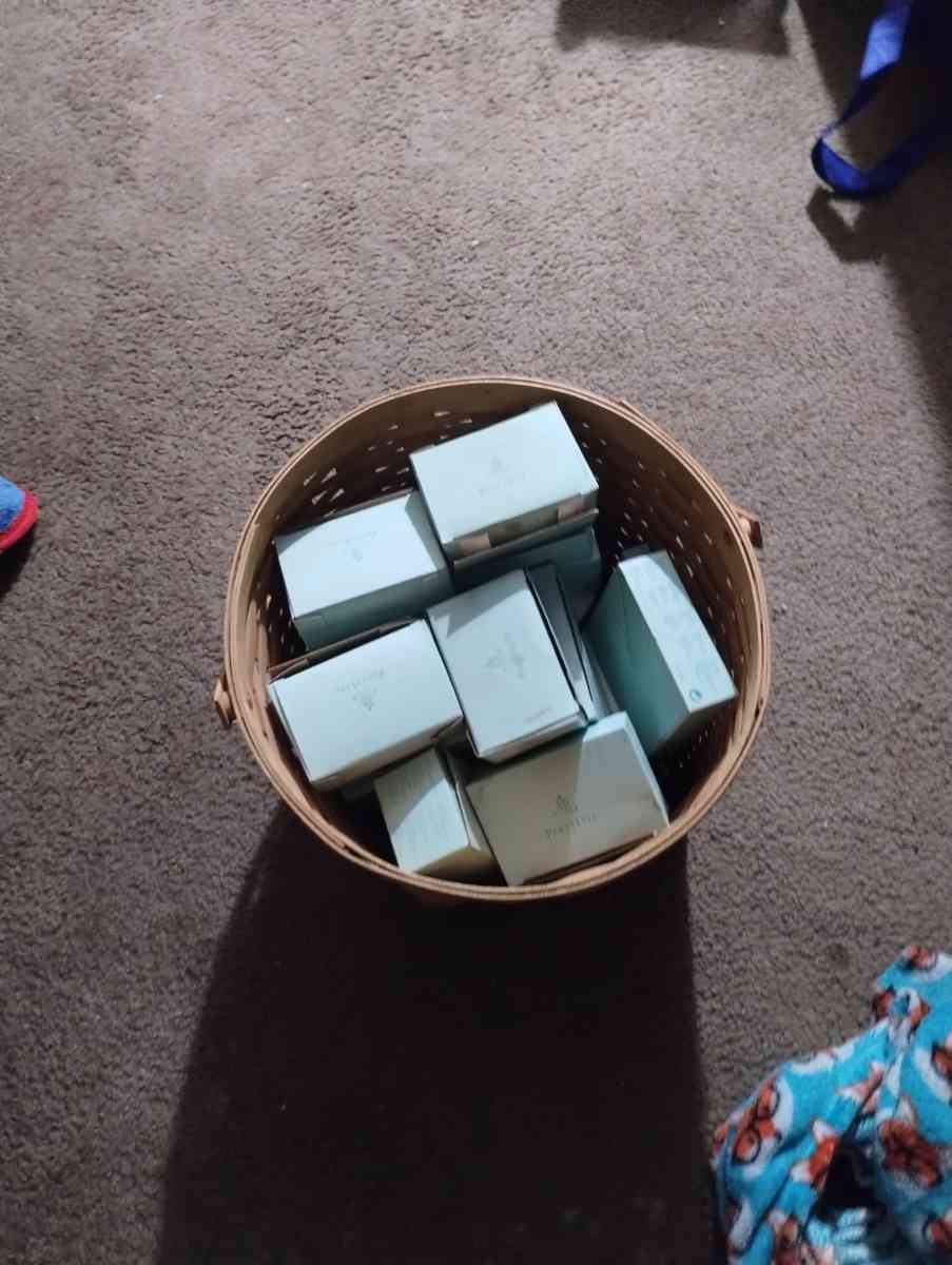 candle holder and baskets and candles - Fort Wayne, Indiana - FleaMarketBay
